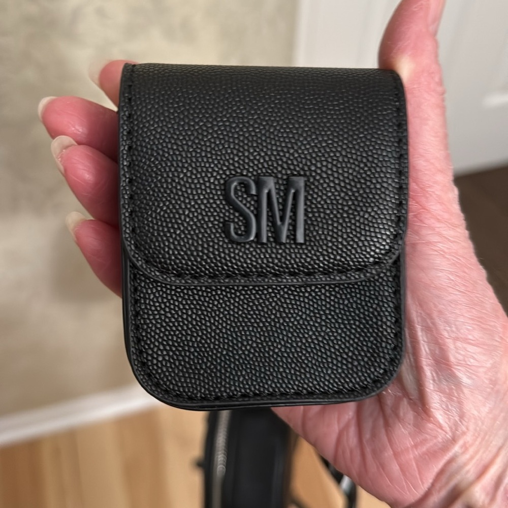 New Steve Madden Black Heart Crossbody Bag.  Two crossbody removeable straps. - Picture 6 of 14